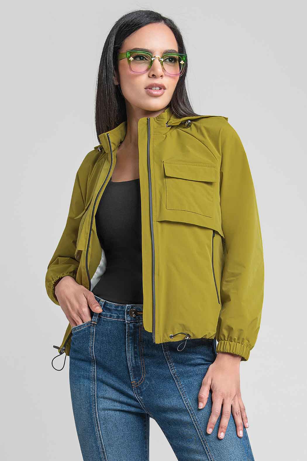 Gabardina Corta Con Bolsas Al Frente