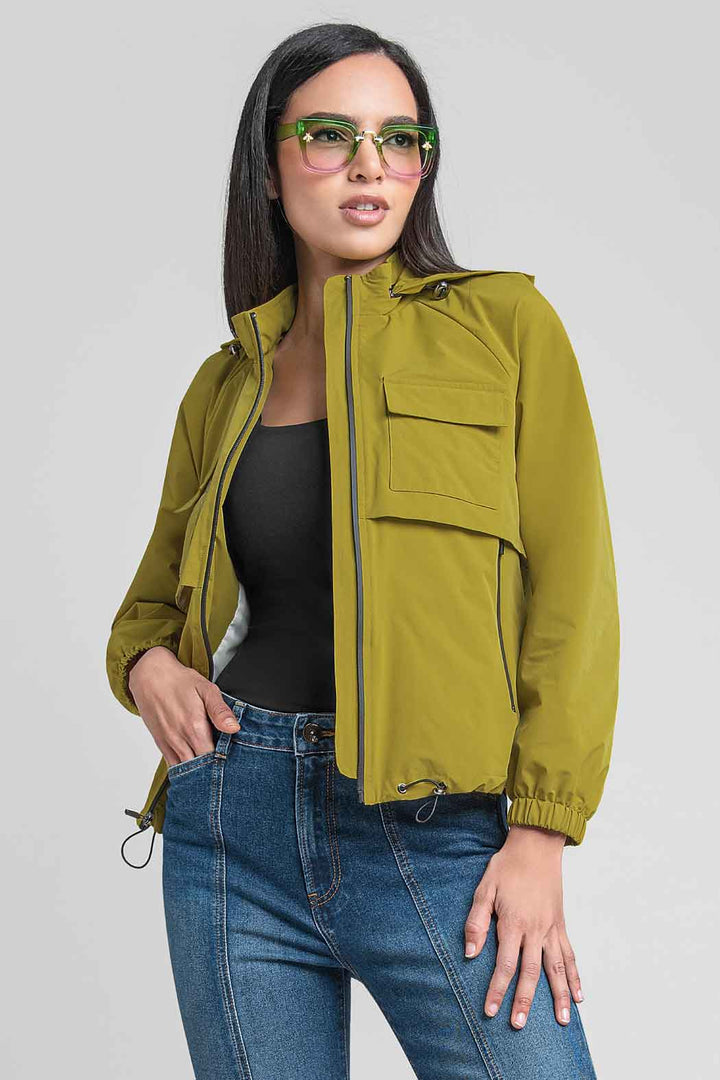 Gabardina Corta Con Bolsas Al Frente