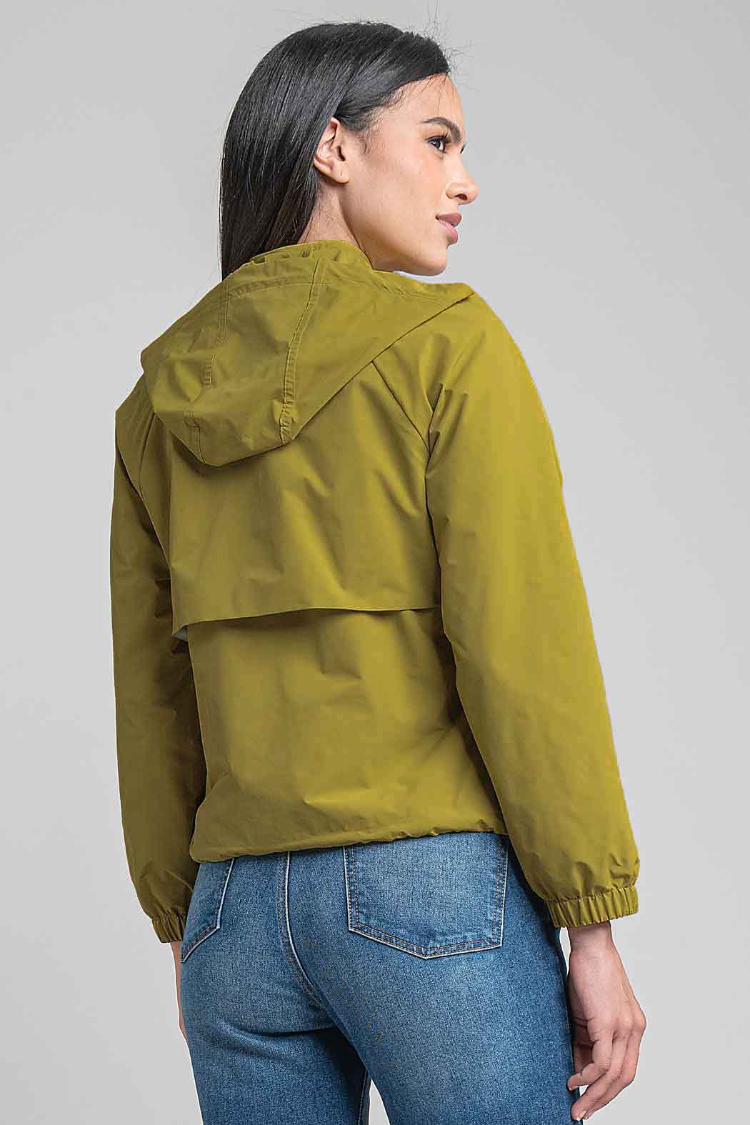 Gabardina Corta Con Bolsas Al Frente