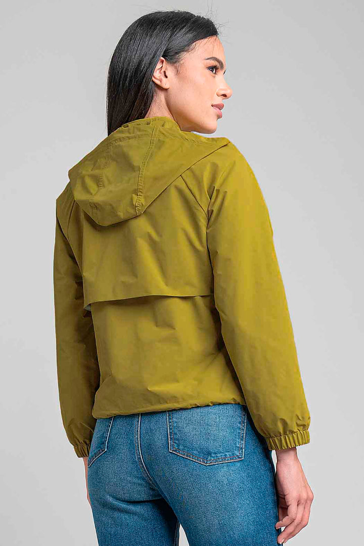 Gabardina Corta Con Bolsas Al Frente