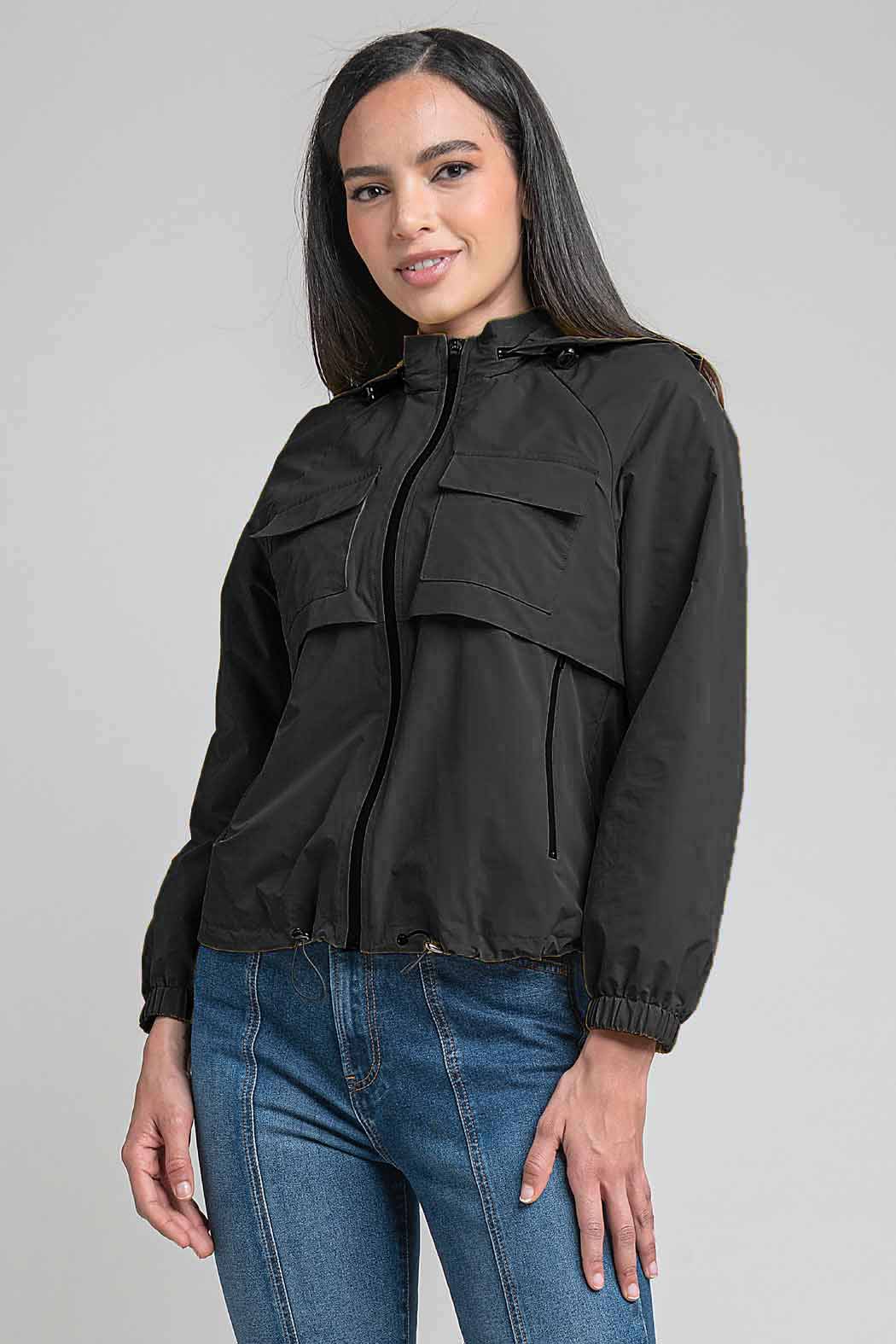 Gabardina Corta Con Bolsas Al Frente