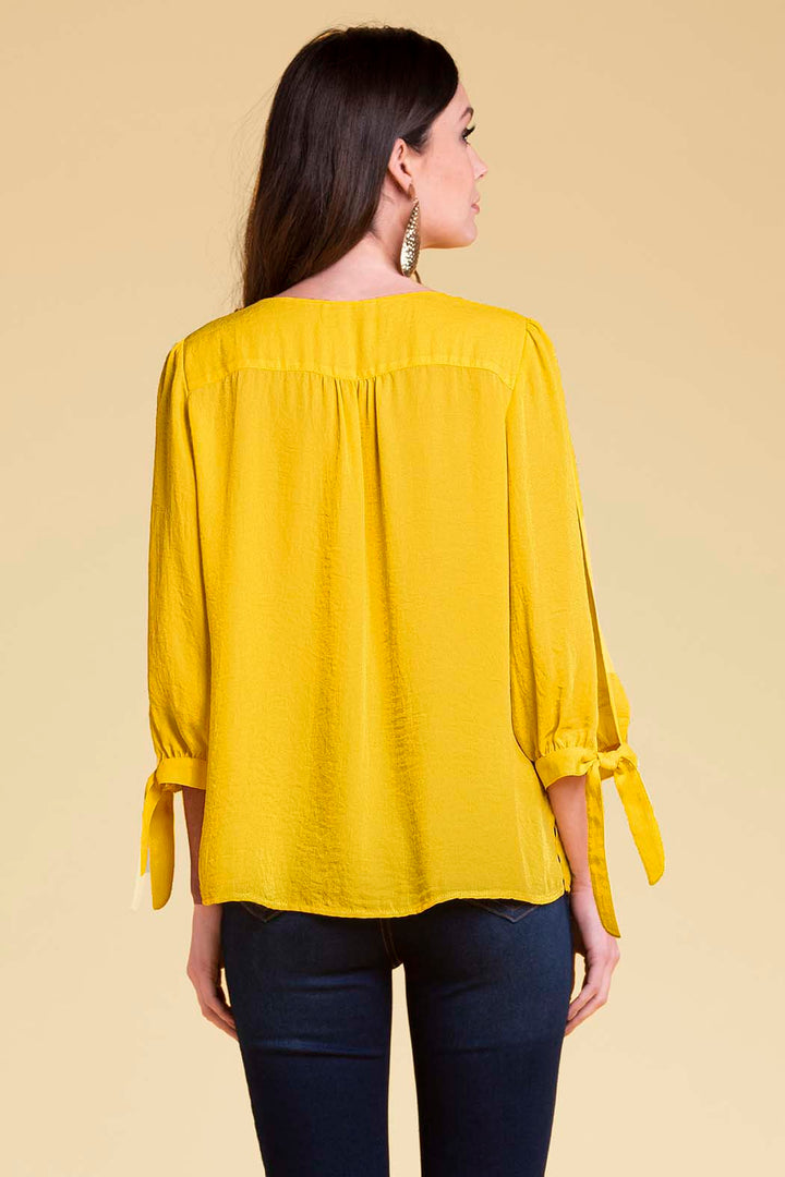 Blusa Lisa Con Botones En Escote