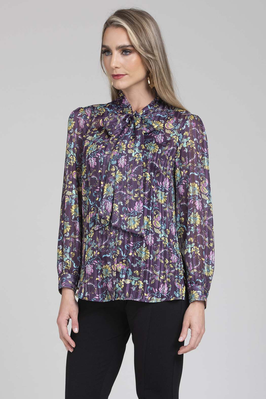 Blusa Con Estampado De Flores Con Corbatin